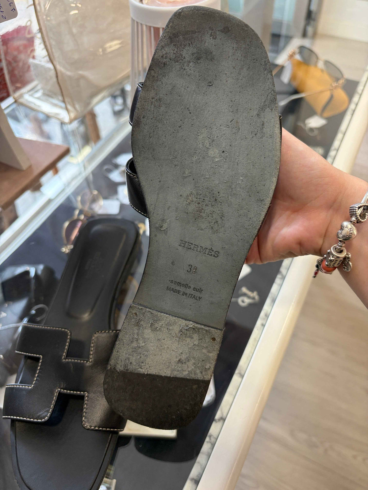 Sandalias de lujo Hermès Oran en Piel Negra: Comodidad y Estilo para Cada Ocasión