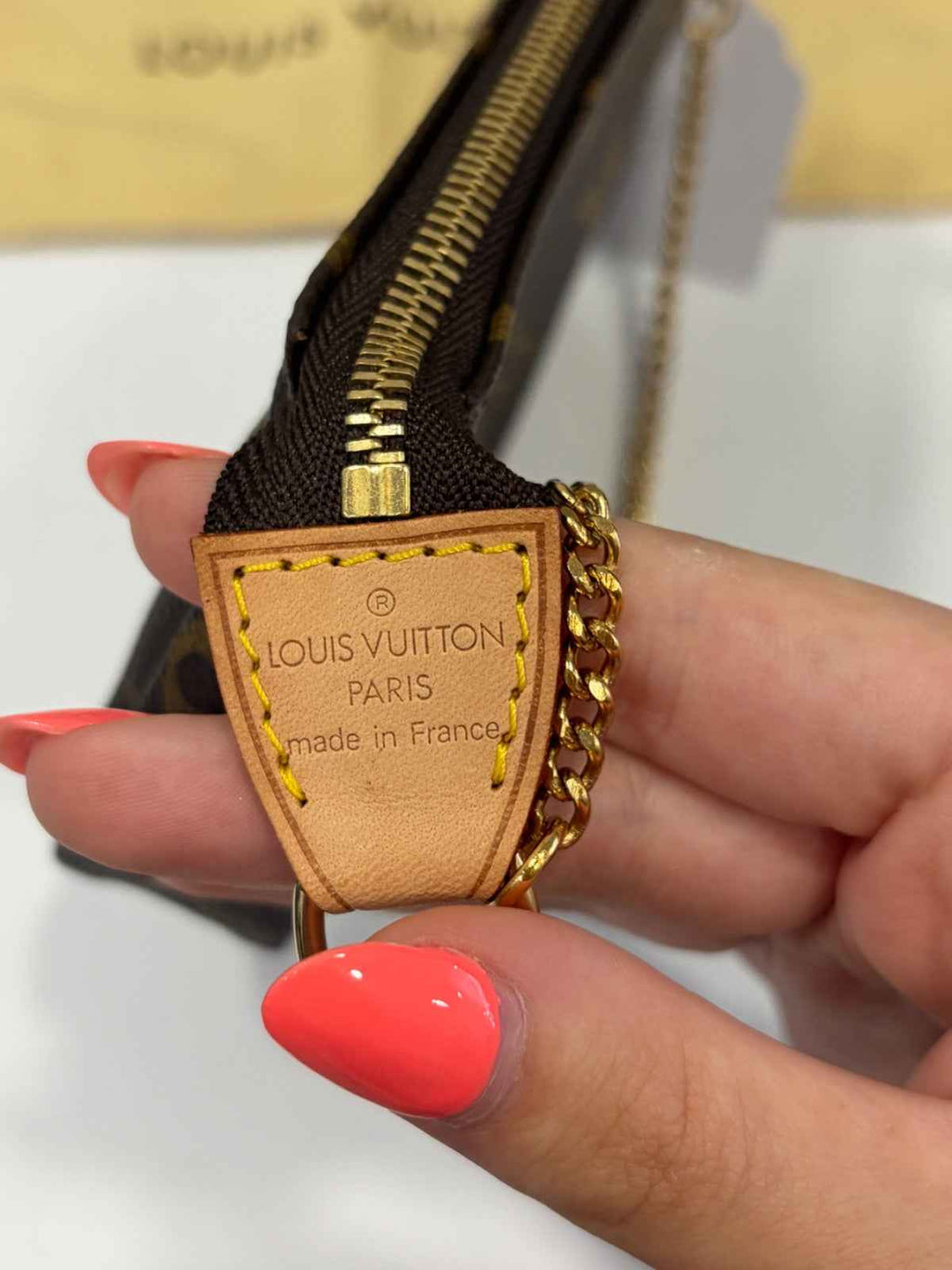 Mini Pochette Louis Vuitton: Tu Compañera Perfecta para el Estilo y la Comodidad