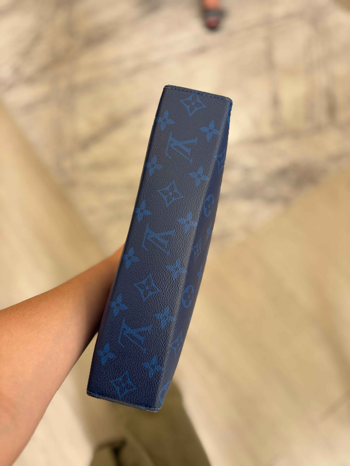 Cartera de Mano Louis Vuitton Pochette Voyage MM: Elegancia y Versatilidad en Cada Detalle