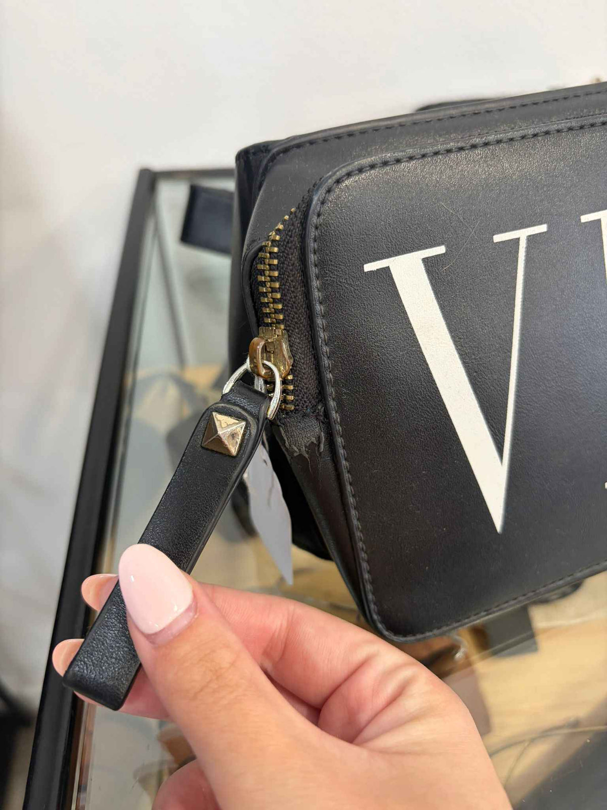 Bandolera Valentino Garavani VLTN: Elegancia y Versatilidad en Cada Detalle