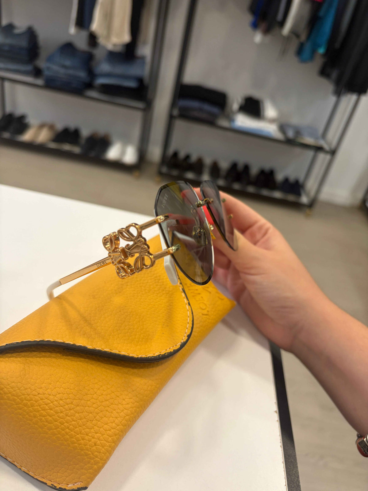 Gafas de Sol Loewe Anagram Hexagonal LW40115U: Elegancia y Protección UV