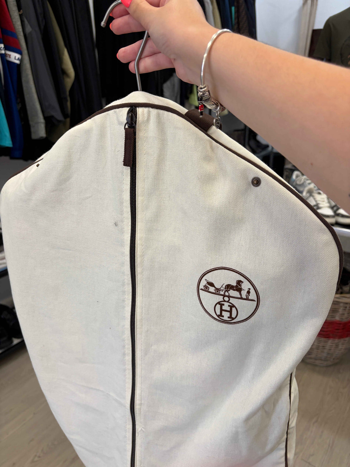 Chaleco sin Mangas de Hermès – Elegancia Atemporal en Cachemira Camel