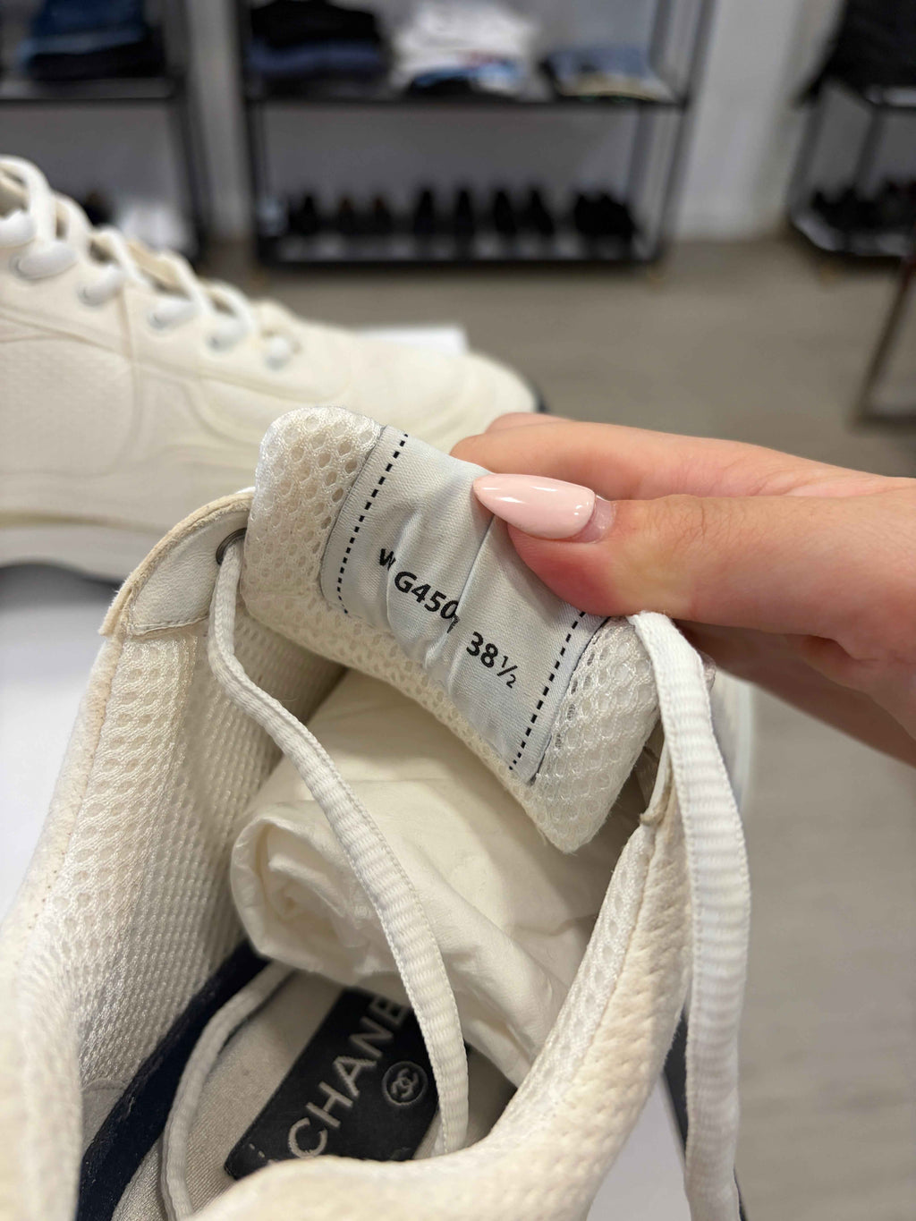 Zapatillas Deportivas Chanel: Elegancia y Comodidad en Cada Paso
