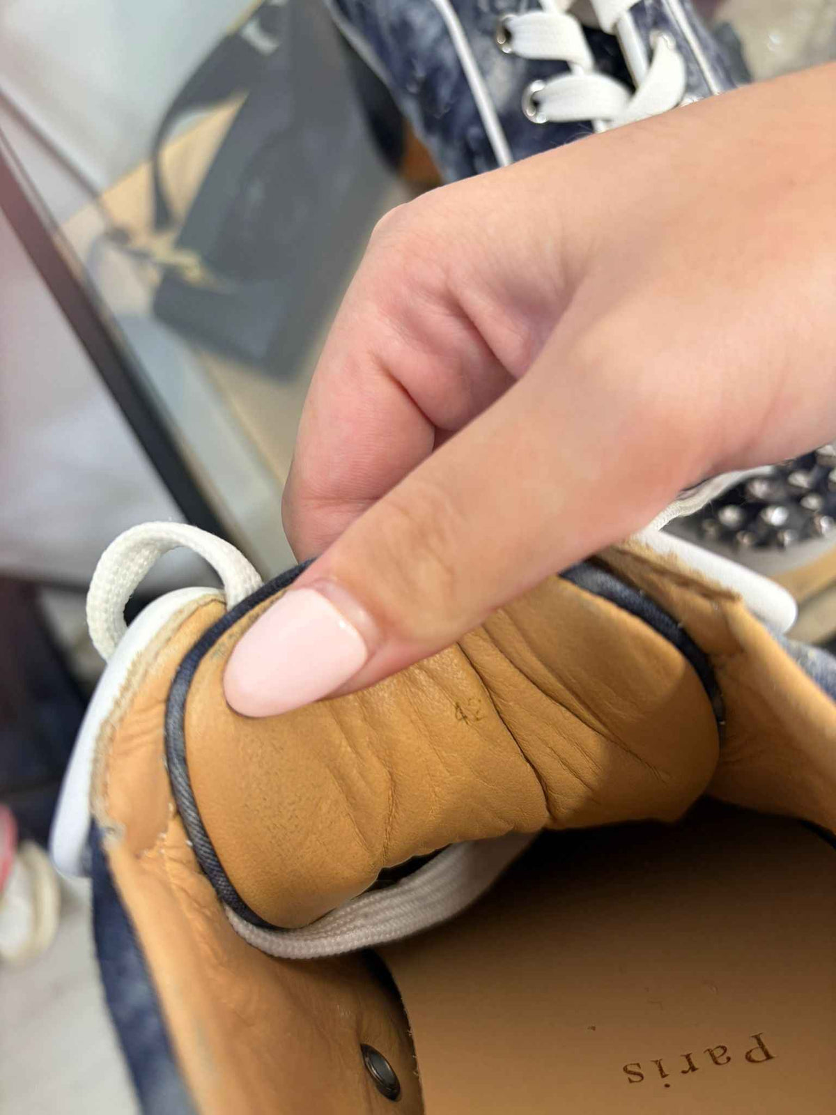 Zapatillas Christian Louboutin Louis Junior Spikes Orlato: Elegancia y Atrevimiento en Cada Paso