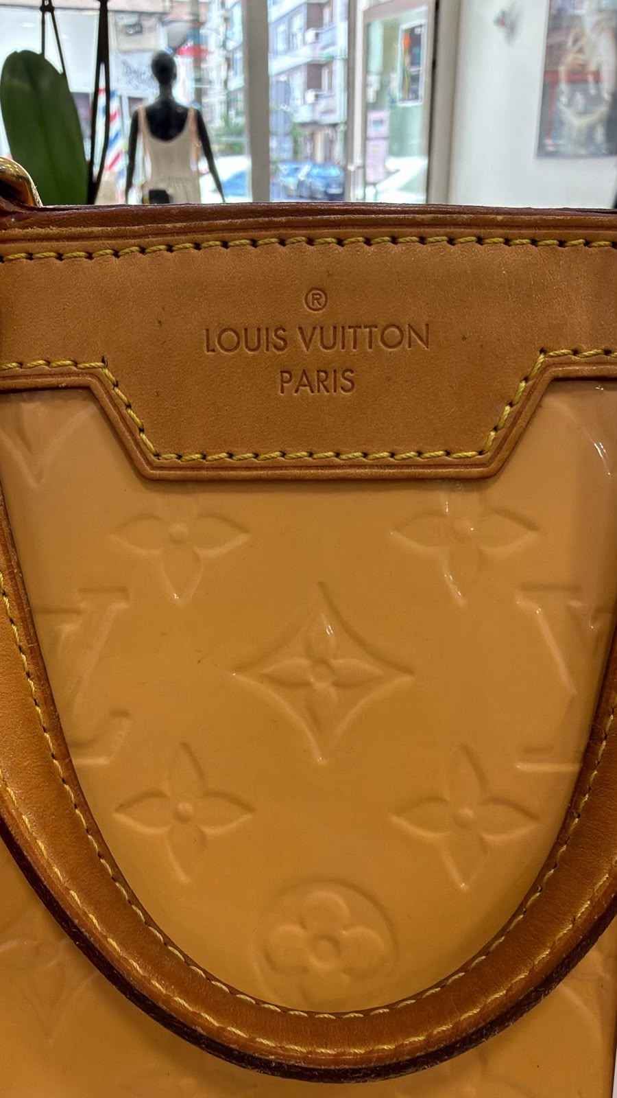 Bolso Louis Vuitton Brea MM: Elegancia y Funcionalidad para Tu Estilo Diario