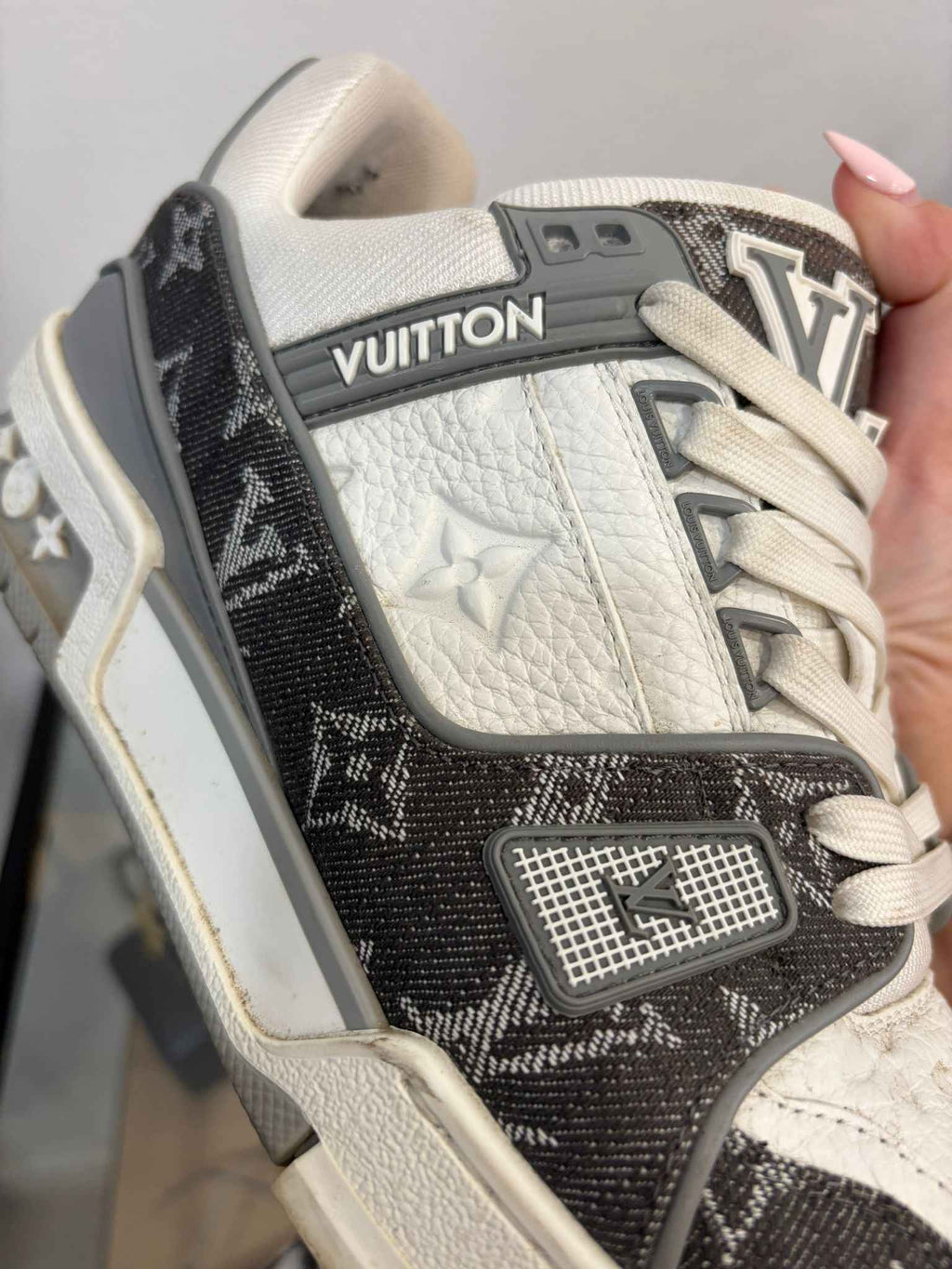 Zapatillas Louis Vuitton Monogram Denim: Estilo y Confort en Cada Paso