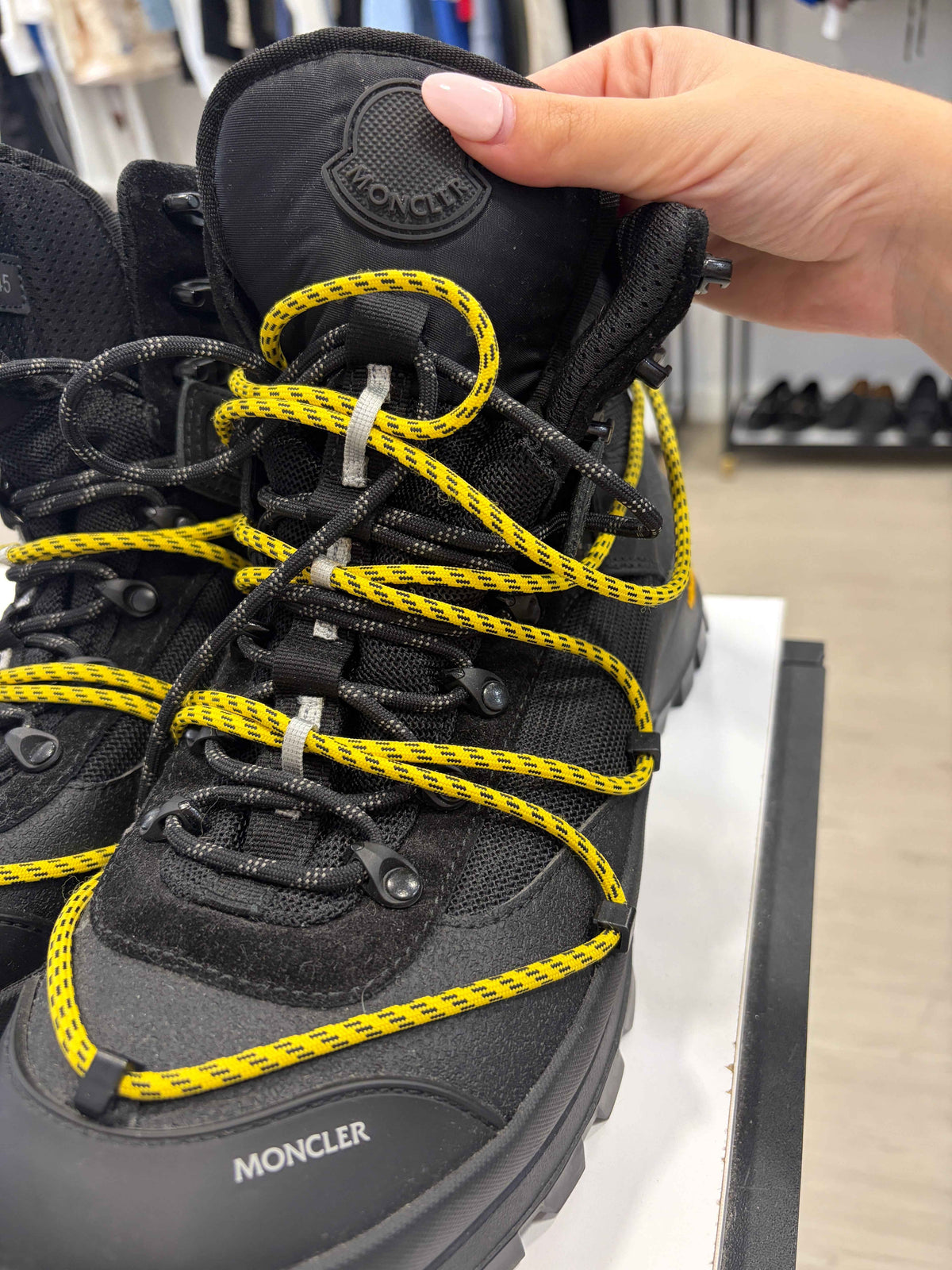 Botas de Montaña Moncler Glacier Waterproof: Estilo y Rendimiento para tus Aventuras
