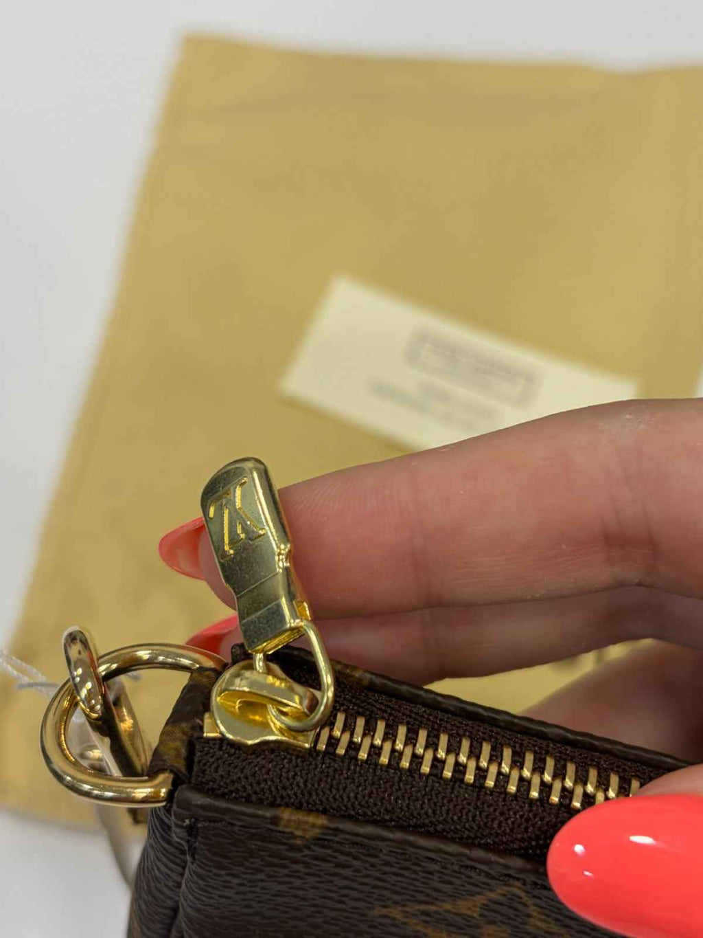 Mini Pochette Louis Vuitton: Tu Compañera Perfecta para el Estilo y la Comodidad