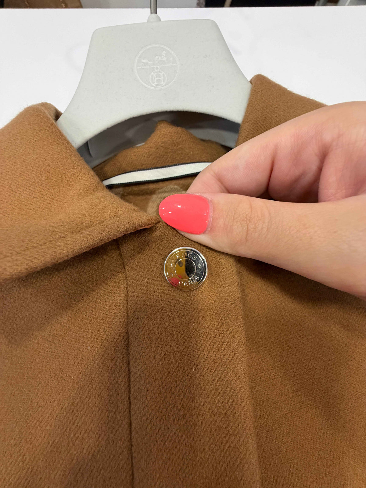 Chaleco sin Mangas de Hermès – Elegancia Atemporal en Cachemira Camel