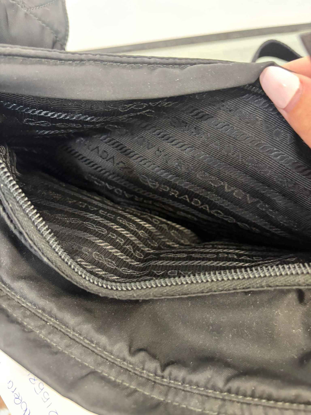 Riñonera Prada Re-Nylon negra: La Combinación Perfecta de Estilo y Sostenibilidad