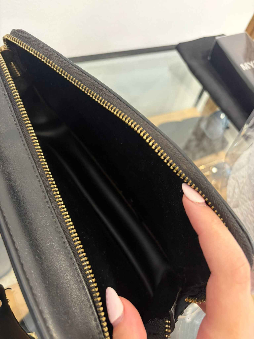 Bandolera Valentino Garavani VLTN: Elegancia y Versatilidad en Cada Detalle