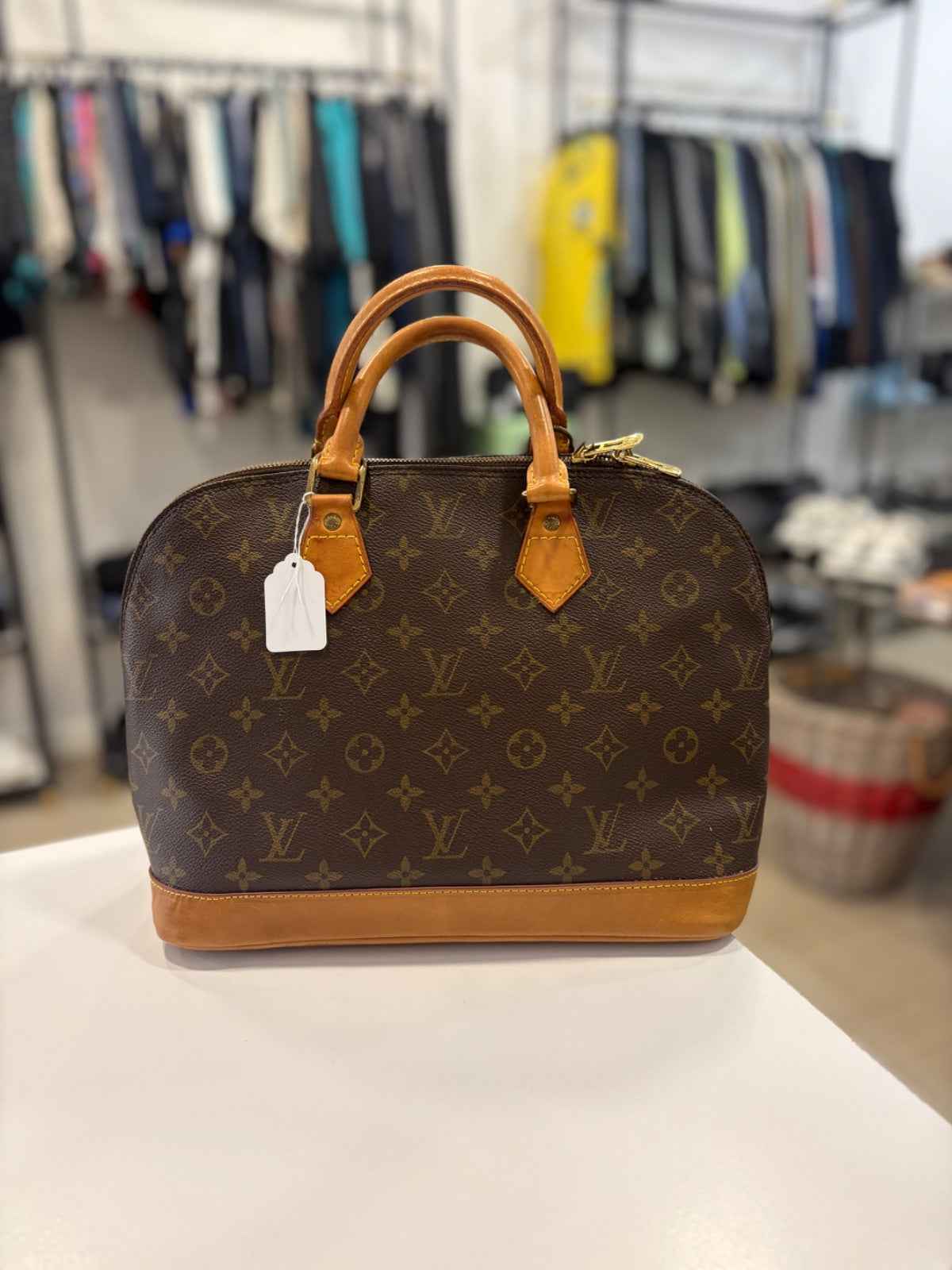 Bolso Louis Vuitton Alma PM Monogram: Tu Compañero de Estilo y Elegancia