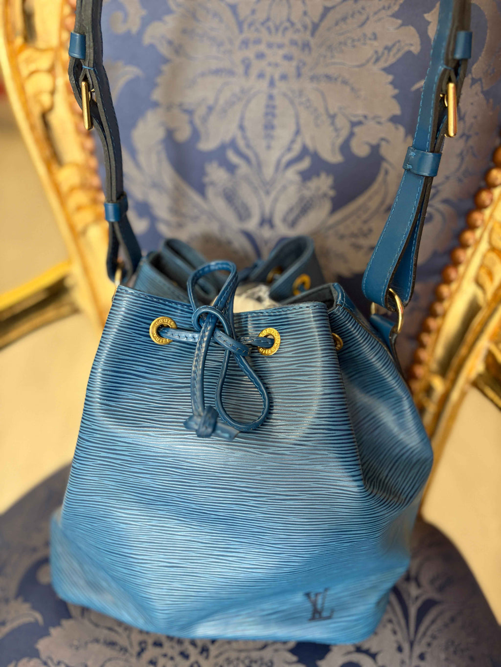 Bolso Louis Vuitton Noé Epi Azul Toledo: Elegancia y Funcionalidad para Cada Ocasión