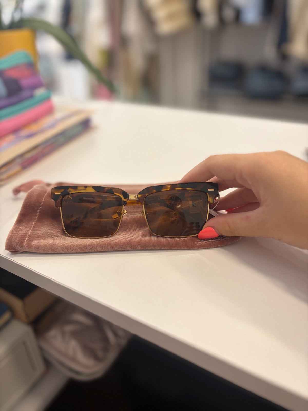 Gafas de Sol Miu Miu Clubmaster Cat-Eye: Estilo y Elegancia que Transforman Tu Look