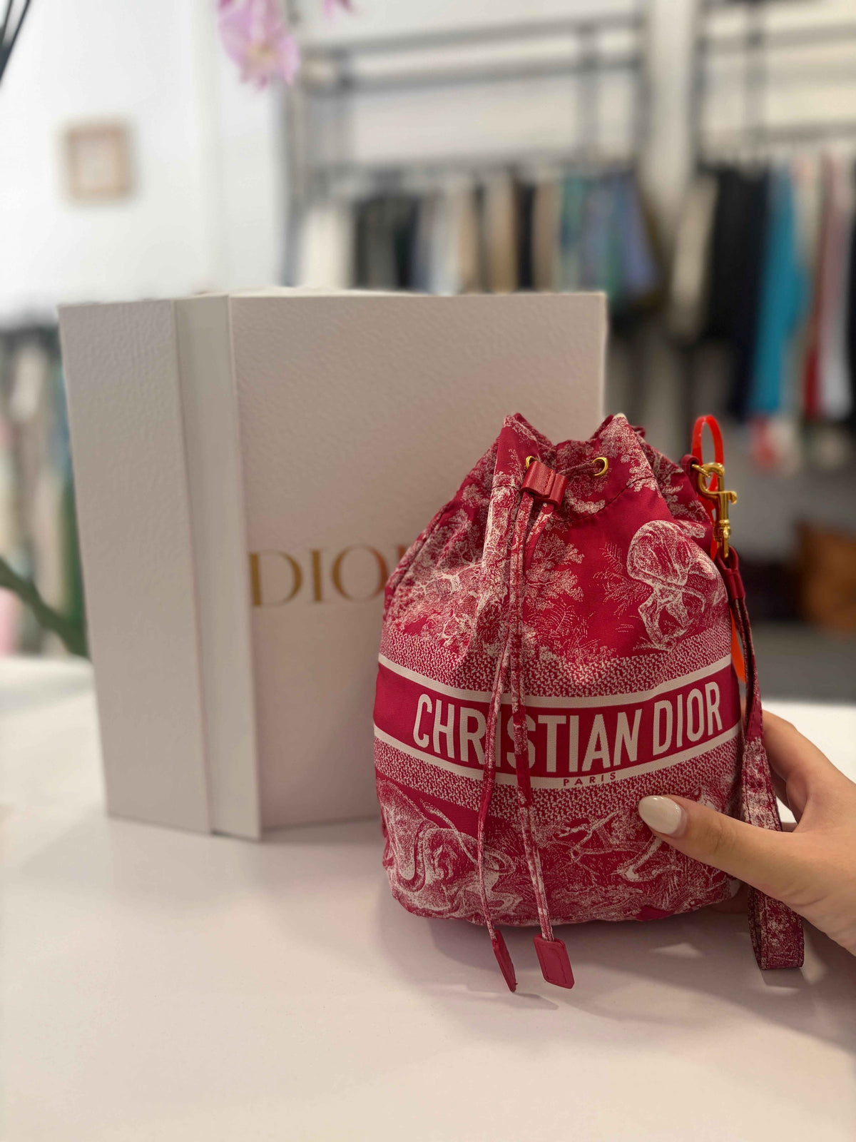 Bolso Bucket Bag Dior Toile Jouy Rosa: Elegancia y Estilo para Cada Ocasión