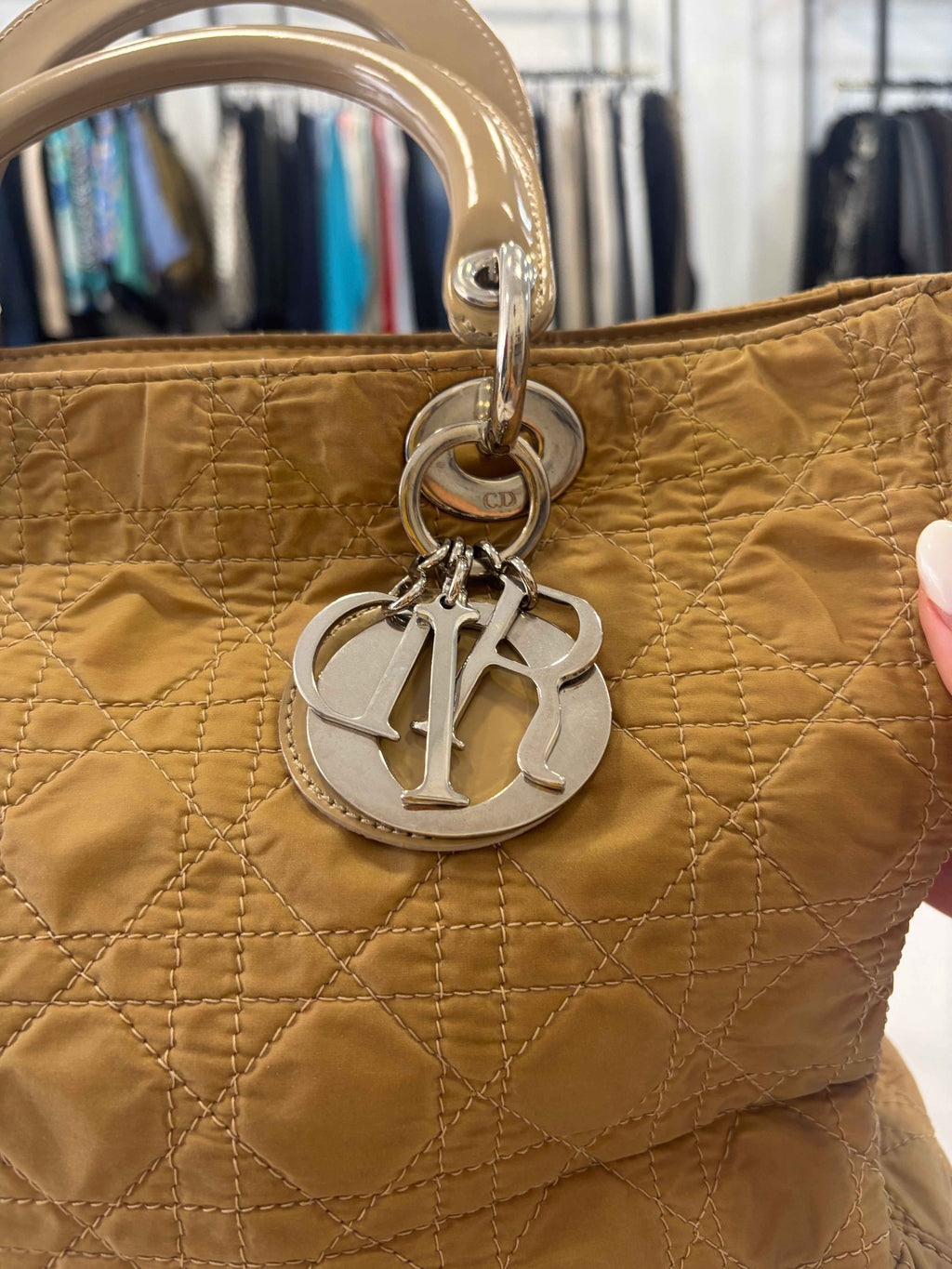 Bolso Lady Dior Cannage: Elegancia y Versatilidad para Cada Ocasión