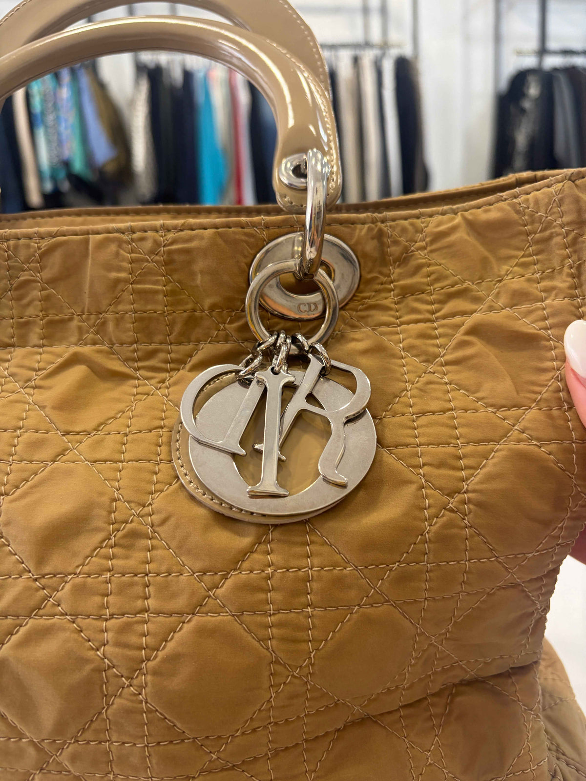Bolso Lady Dior Cannage: Elegancia y Versatilidad para Cada Ocasión