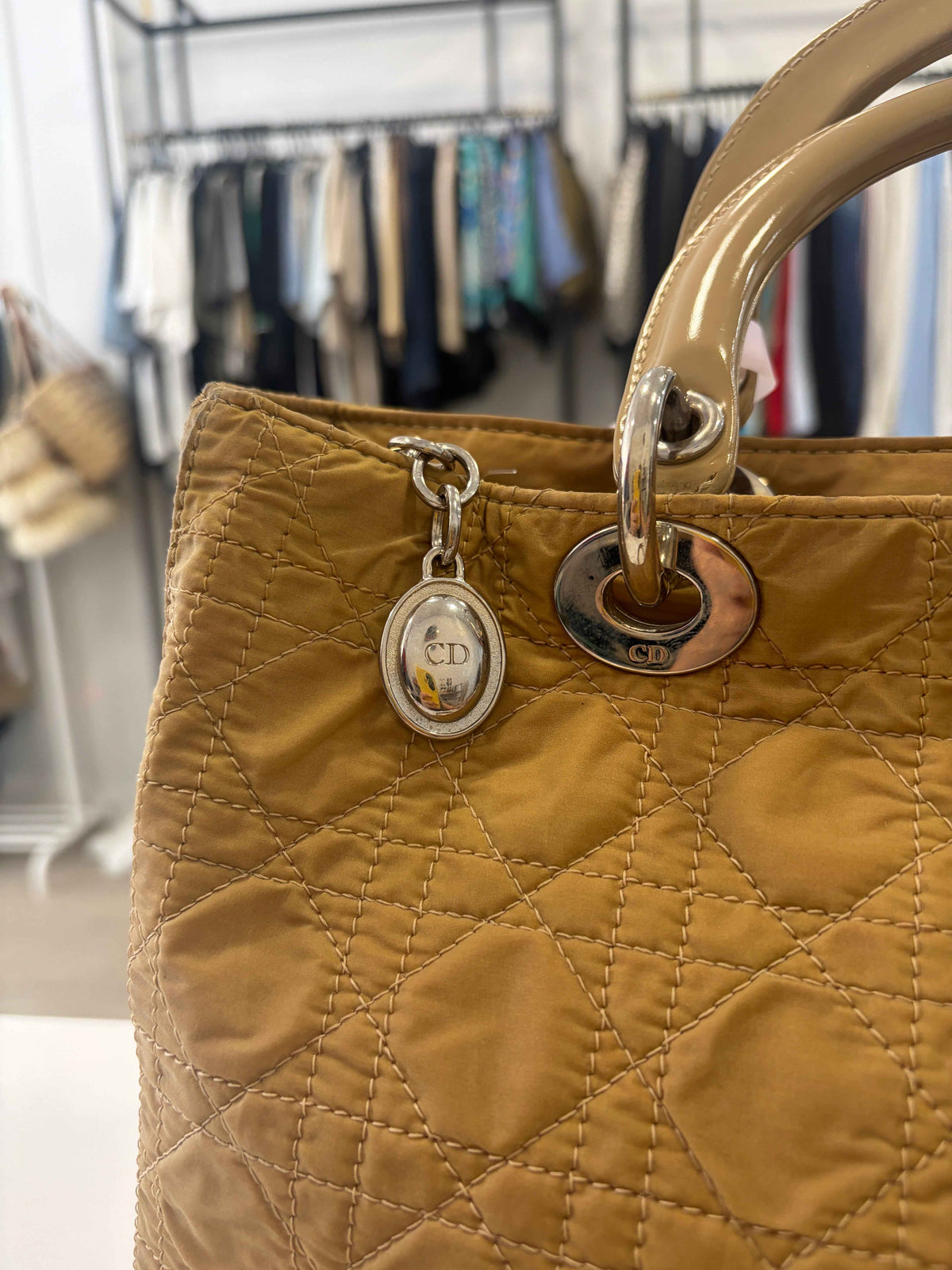 Bolso Lady Dior Cannage: Elegancia y Versatilidad para Cada Ocasión