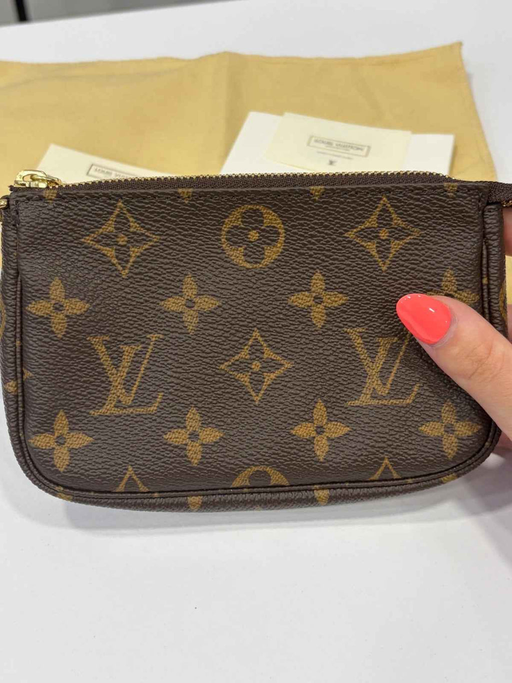Mini Pochette Louis Vuitton: Tu Compañera Perfecta para el Estilo y la Comodidad